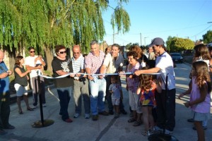 Barrientos inauguró tres cuadras de pavimento en Chacabuco.