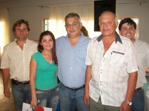 Las autoridades junto a la primer entrega de certificado de posesión.