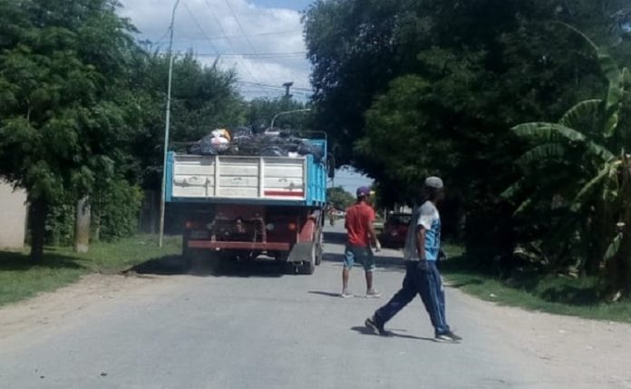 Vecinos del barrio San Pedro de Luján alquilaron un camión y juntaron la basura