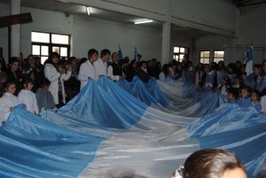 Alumnos mostrando la Bandera Argentina que será llevada a Rosario en el 2012. Foto gentileza Beto Verde.