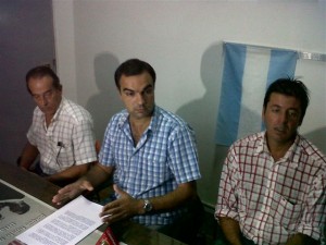 Alberto Limia, Ariel Di Piero y Jorge Ortega al momento de dar a conocer a la prensa de Chacabuco el documento elaborado por los bloques del FAP, UCR y Pro.