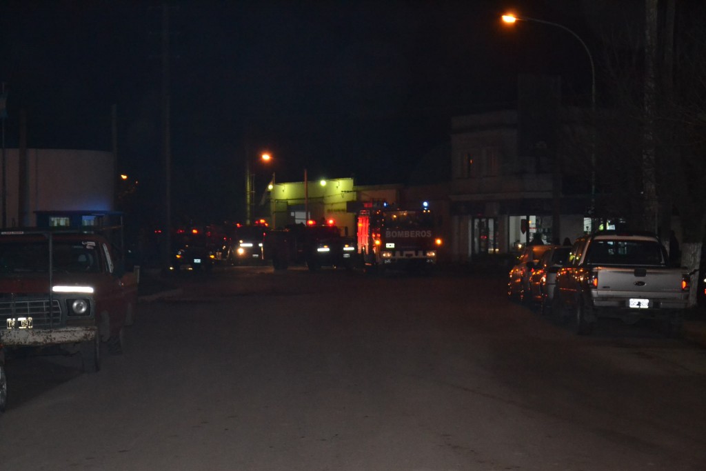 Móviles de Bomberos recorriendo las calles de lla ciudad.