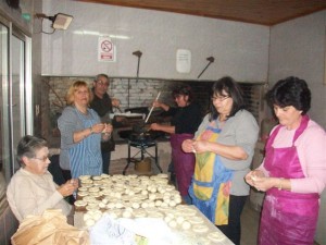 Integrantes de C. D. de Bomberos Voluntarios elaborando tortas fritas.