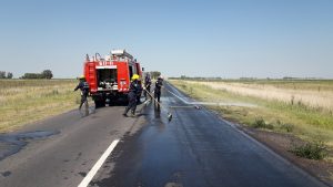 Personal de Bomberos Voluntarios de Rawson en el lugar de la pérdida de líquido hidráulico.