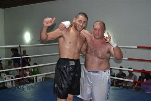 Daniel “El Dogo” Barroso, de pantalón negro, ganador del combate, junto a su rival Sergio Ferreiró.