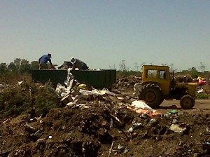 Imagen difundida por los concejales de la UCR de personal municipal depositando residuos domiciliarios en la cantera de calle Buenos Aires.