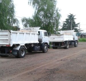 Camiones del Municipio de Chacabuco transportando cereal.