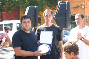 Hijo de Quique Cieri recibe una plaqueta para recordar al fallecido periodista.