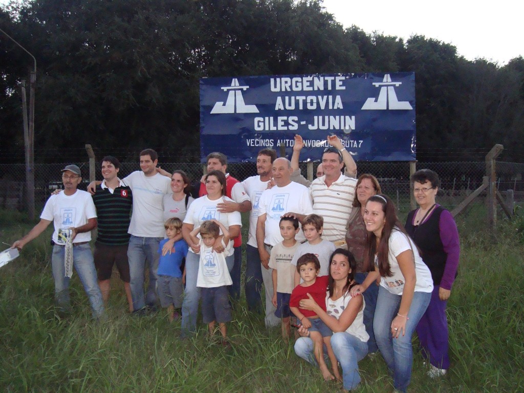 15.2.14- Vecinos autoconvocados de Chacabuco pintaron y colocaron en el kilómetro 202 de la RN 7, un cartel pidiendo por la urgente construcción de la autovía San Andrés de Giles-Junín.