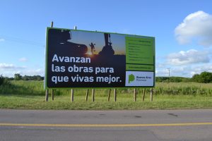 Uno de los carteles ubicado en Acceso a Rawson y calle Romano Cano.