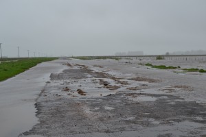 Uno de los cortes producidos por el agua en el acceso a Castilla, distante a dos mil metros del casco urbano.