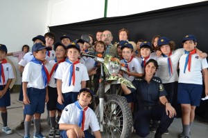 El grupo   Scout  Nº 9 en la Comisaría de Chacabuco.