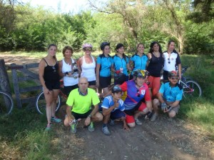 Los ciclistas en una de las paradas de descanso.