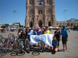 Los ciclistas de Rawson tras su llegada a Luján. De fondo la Basílica.