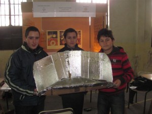 Félix Rubiolo, Martín Ojeda y Gastón Micucci mostrando la cocina solar. Foto gentileza: Pablo Pastore.