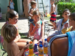 Nenas asistentes a la colonia durante el refrigerio