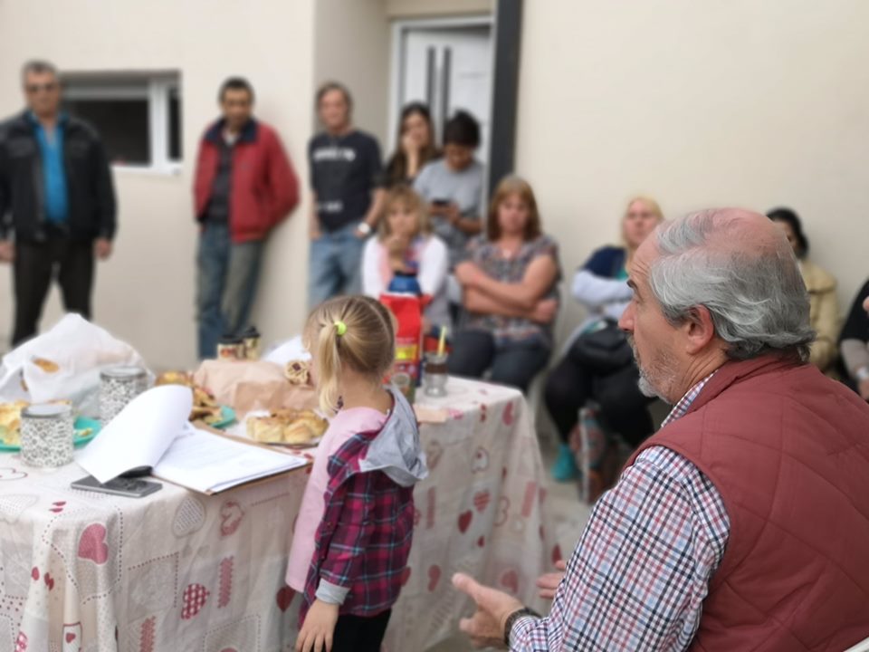 Ciminelli con vecinos del Barrio Procrear.