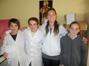 La profesora Claudia Bustos junto a los alumnos Tobías Etchanchú, Federico Ibarrondo y María Paz Moras.