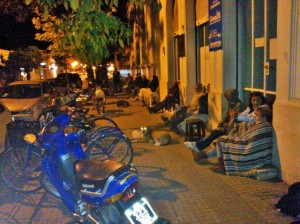 Espera durante la madrugada de hoy  en la vereda del Registro de las Personas de Chacabuco para renovar el DNI.