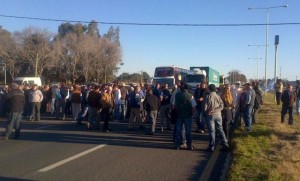 Productores agropecuarios cortaron la Ruta 5.