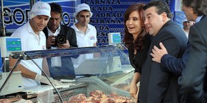 La presidenta Cristina Fernández de Kirchner lanzó hoy un plan de venta itinerante de carne, a precios promocionales, con una recorrida por algunos de los puestos móviles que circularán en breve por el conurbano.