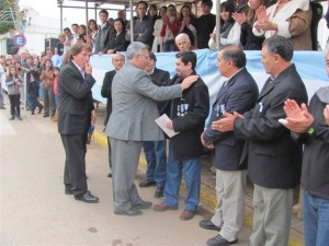 El Intendente Barrientos entrega un reconocimiento a Santiago Elías Belozo en la tarde de hoy, semi tapado por el Jefe Comunal aparece Daluisio y otros excombatientes de Chacabuco. Foto gentileza: Pablo Pastrore.