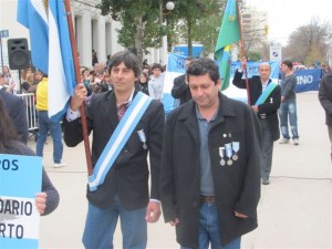 Daluisio y Belozo en el Desfile Cívico realizado hoy en Chacabuco.