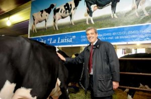 Potencial genético. Domínguez destacó el desarrollo de una vaca que produce 80 litros de leche diarios. 
