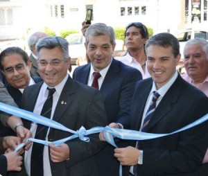 De izquierda a derecha: el presidente del Concejo Deliberante, Mauricio Barrientos; el ministro Julián Domínguez y el intendente de Chacabuco, Rubén Darío Golía. 