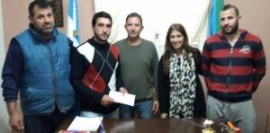 Ana Rodrigo entrega donación de 10 mil pesos al Club San Lorenzo.