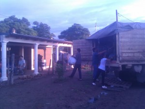 Descarga de las donaciones enviadas desde Rawson, Castilla y Suipacha a Sachayoj.