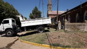 Camión del municipio recogiendo las donaciones de Caritas Parroquial Rawson.
