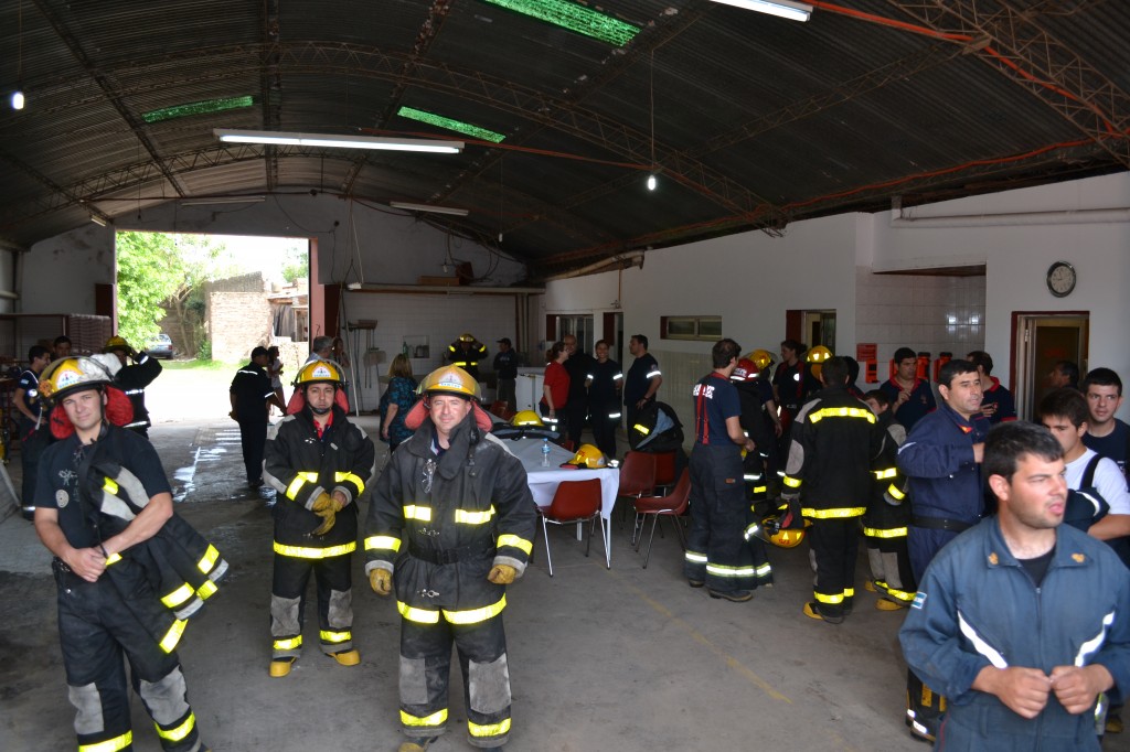 Bomberos antes de dirigirse a los simulacros.