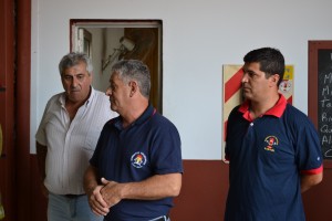 Alejandro Luz, presidente de la Asoc. Bomberil local; David Martínez, Direc. Esc. Capa. Nº 16 y Luciano Candy, Jefe del Cuerpo Activo de Rawson.