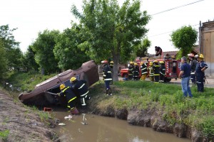 Tareas de rescate en auto sobre zanjón.