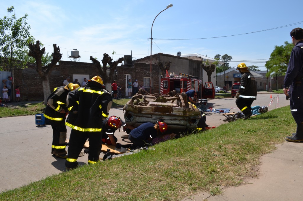 Rescate de víctimas en siniestro vial.