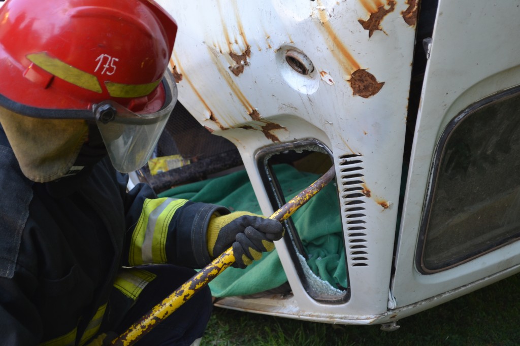 Trabajos para el rescate de víctimas en accidente vial.