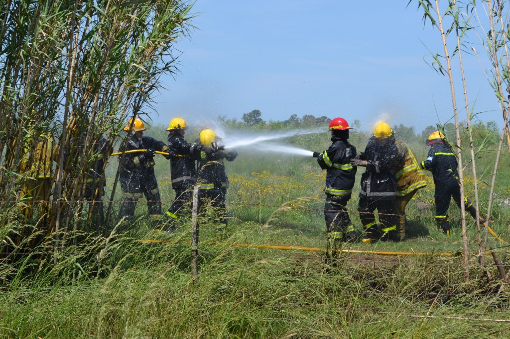 Luego de sofocar el incendio de cañaverales, bajo una sensación térmica que trepó los 36º, los bomberos se refrescaron unos a otros, en modo de la excelente convivencia que se vivió en el encuentro.