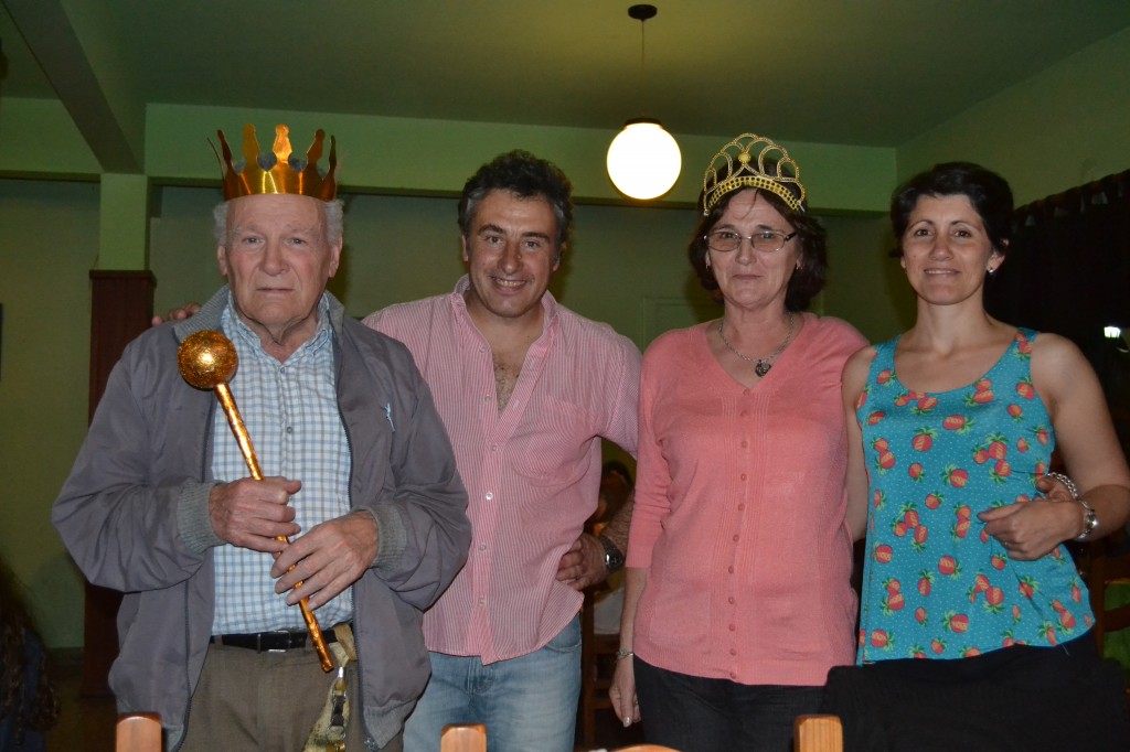 Ana Aciolaza y Norberto Pérez, los nuevos reyes, junto a los salientes, Aimará Papini y Yesica Martínez.