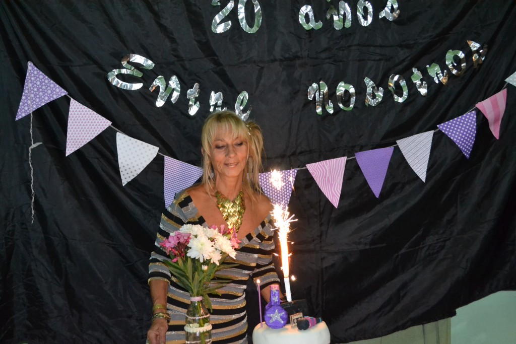 Mónica del Castillo previo al corte de la torta por los 20 años de conducción.