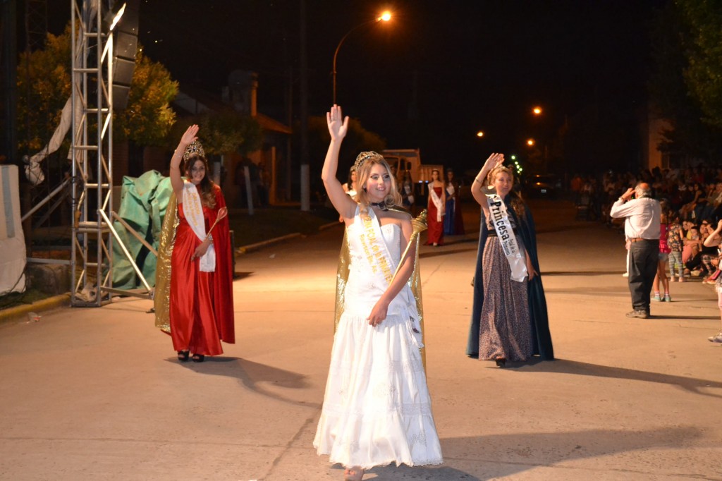 Lucía Diez Cayuela, Reina de la XXX Fiesta Local, escoltada por la 1º Princesa: Yessica Silingardi, Abigail Sánchez.