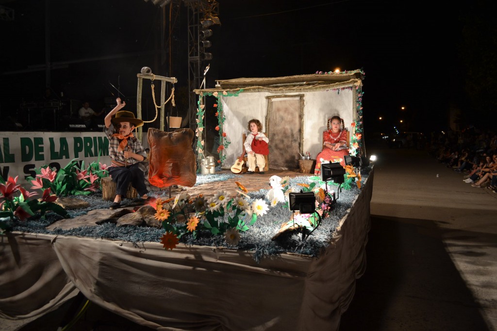 Carroza Nº 3: “Tradiciones en Primavera”, representando a Bomberos Voluntarios de Rawson.