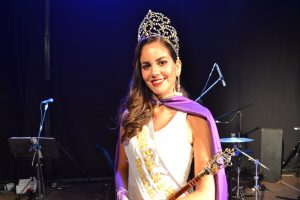 Paula Burcez, de Chivilcoy, que representaba a la Pileta del Club Sarmiento de Rawson, fue elegida Reina de la 34º Fiesta Provincial de la Primavera.