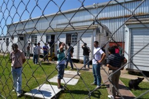 Empleados dentro del predio de la fabrica.