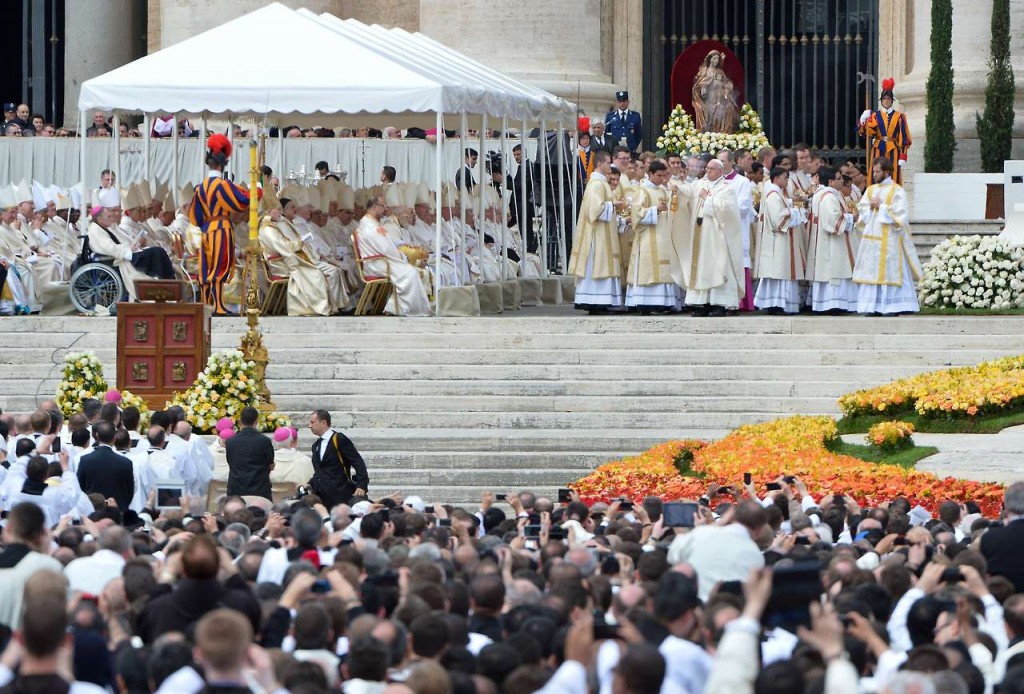 La ceremonia se llevó a cabo junto al papa emérito Benedicto XVI.