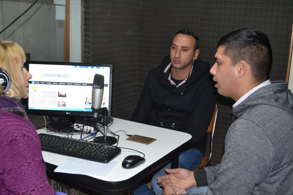 Rocha y  Oriz Chaliup en la entrevista con  del Castillo en la radio de Rawson
