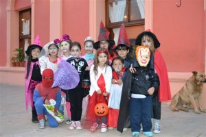 Niños antes de comenzar con Halloween.