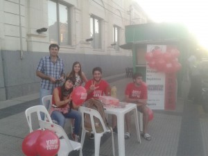 Militantes de la UCR en el centro de Chacabuco.