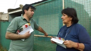 El  candidato a concejales, Lisandro Herrara, dialogando con vecinos.