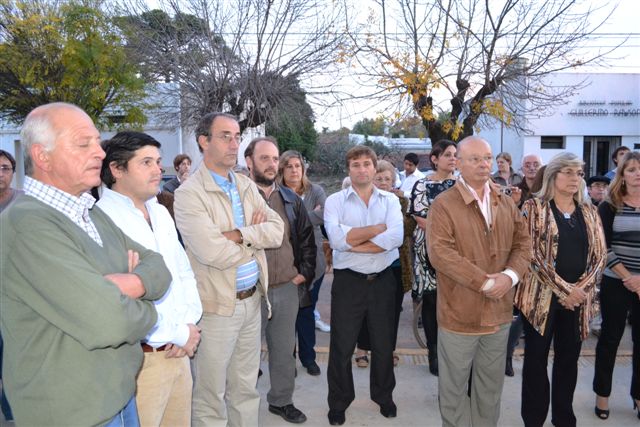 Las autoridades de ese entonces en el acto de inauguración del Centro Cultural "Ave Fénix".